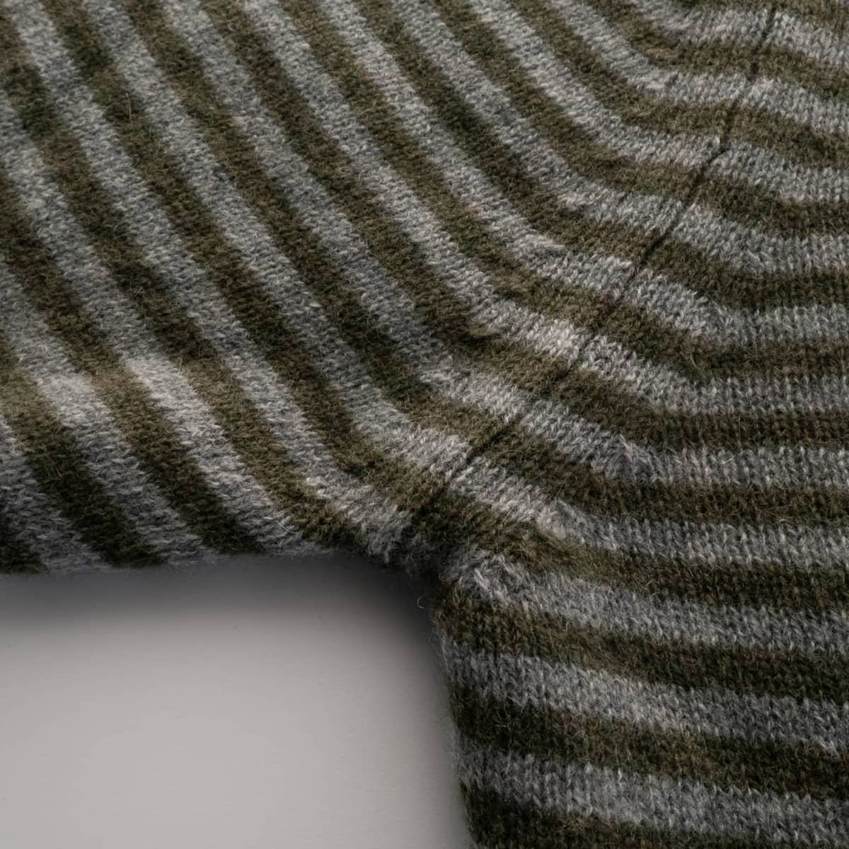 william-lockie-cameron-stripe-roll-crew-details-loden-mix-dk-medium-dyed-4-von-5