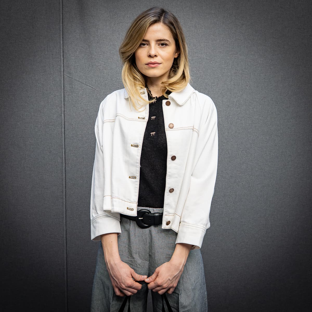 Weiße Twill-Jacke mit Kontrastnähten