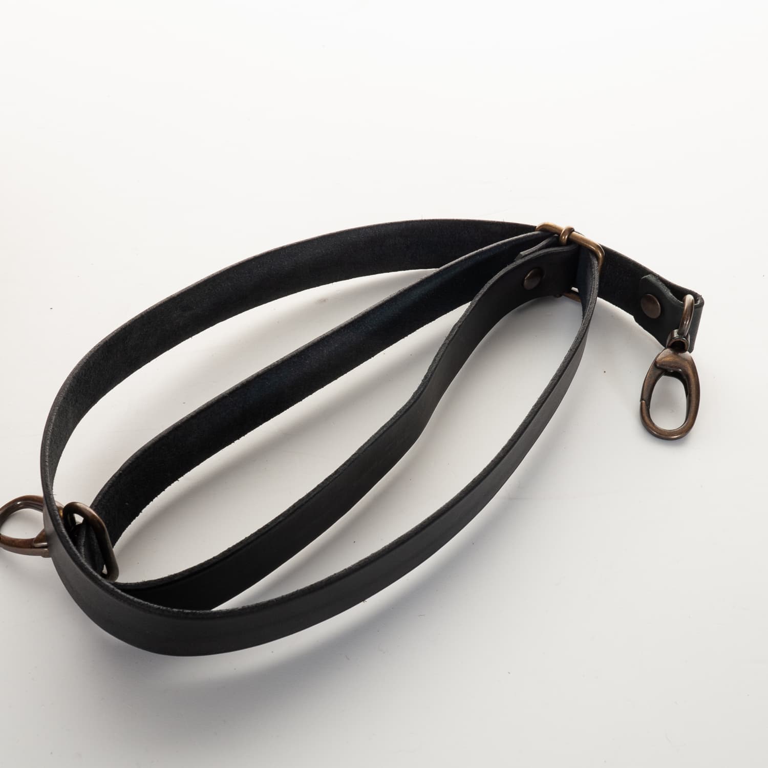 Shoto-olivia-horse-foca-rosso-nero-5-von-12 shoto-olivia-horse-foca-rosso-nero-5-von-12