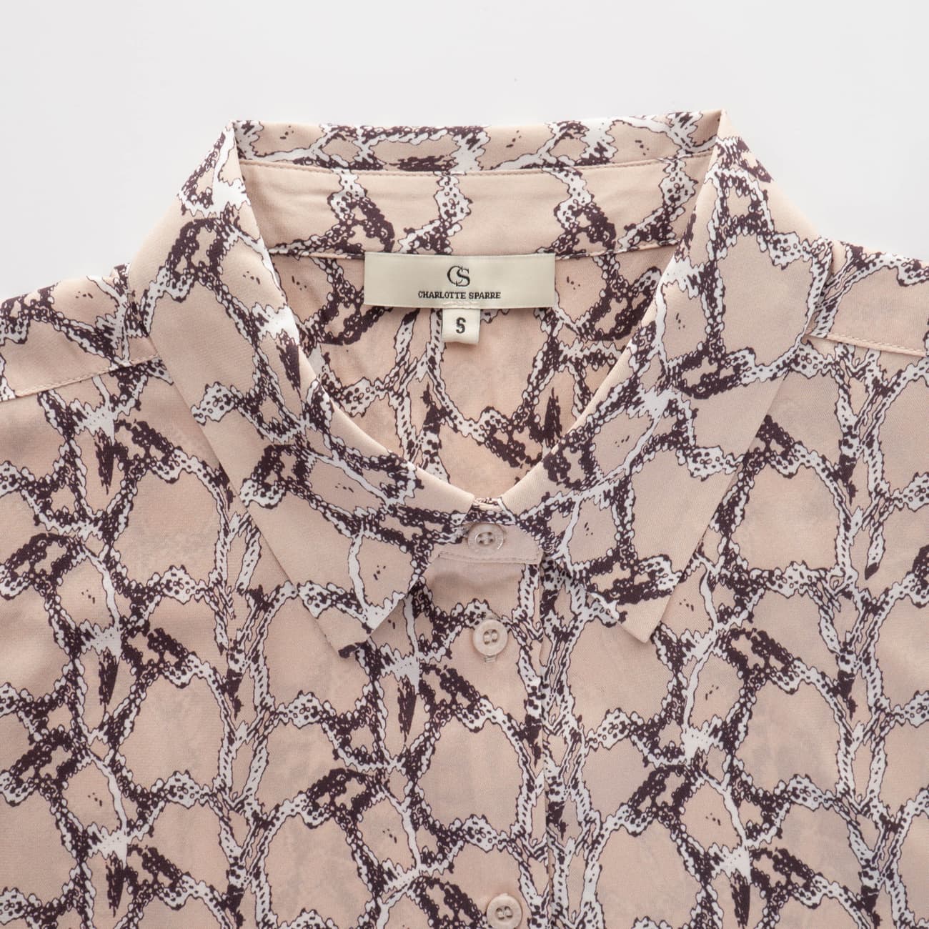 Charlotte-Sparre-just-shirt-3013-snake-sand-2-von-3 charlotte-sparre-just-shirt-3013-snake-sand-2-von-3