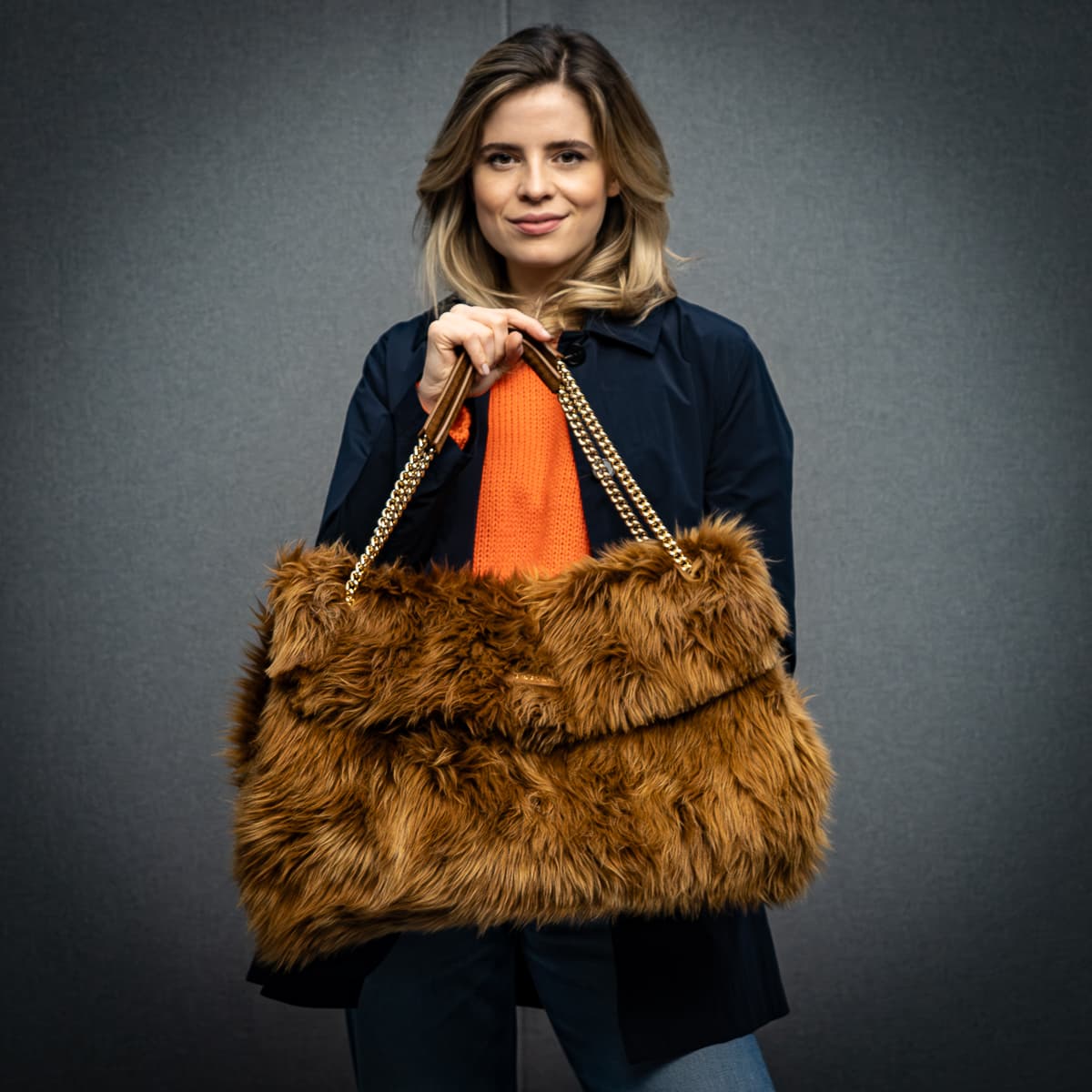 Venus Schultertasche in Felloptik
