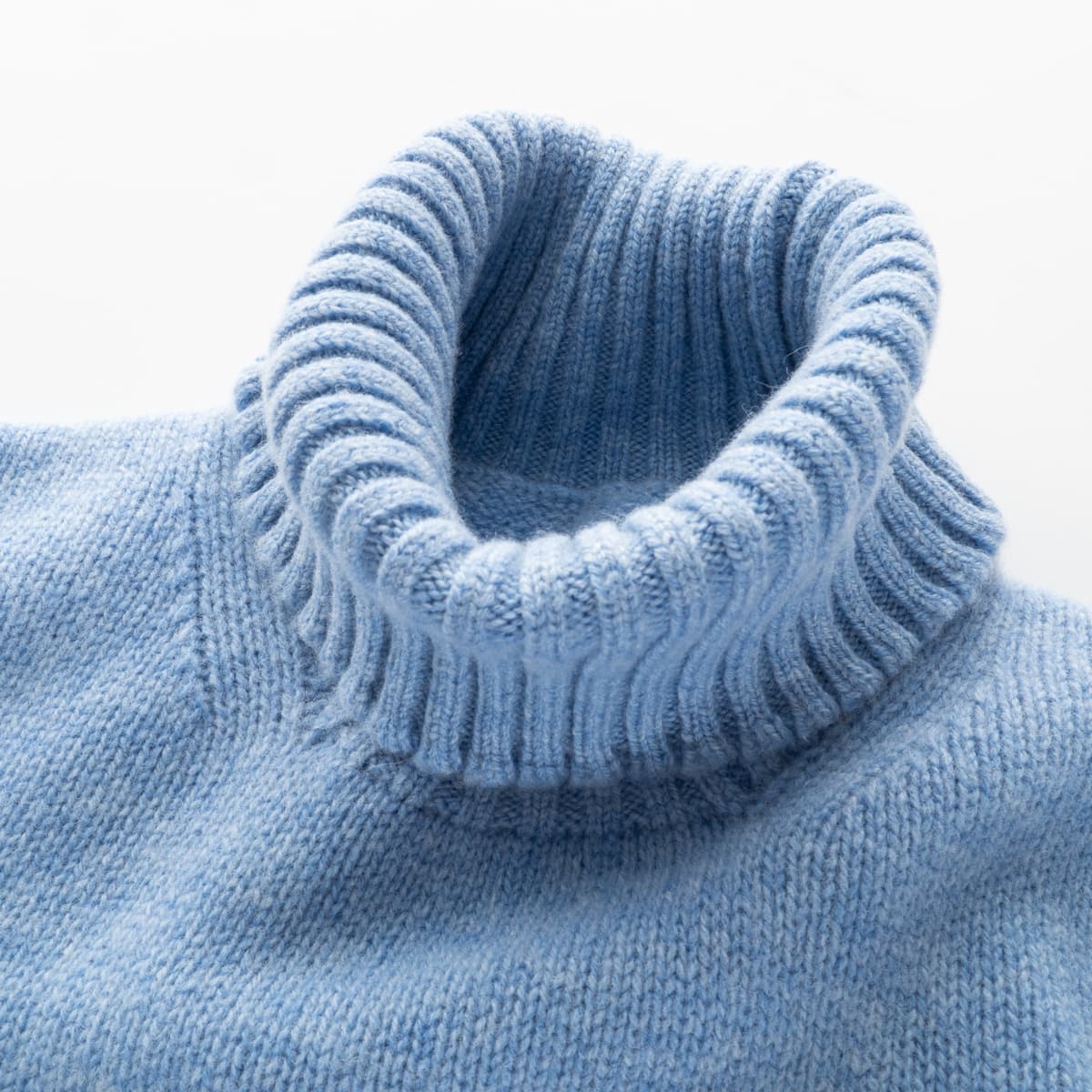 William-Lockie-wi-hester-pull-roll-collar-glacier-5 william-lockie-wi-hester-pull-roll-collar-glacier-5