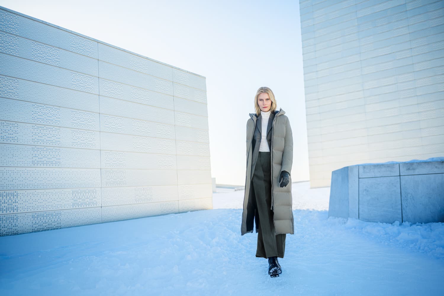 6027_235_Infinity_Coat_Dark_Sand_UBR_campaign_Opera 6027_235_infinity_coat_dark_sand_ubr_campaign_opera