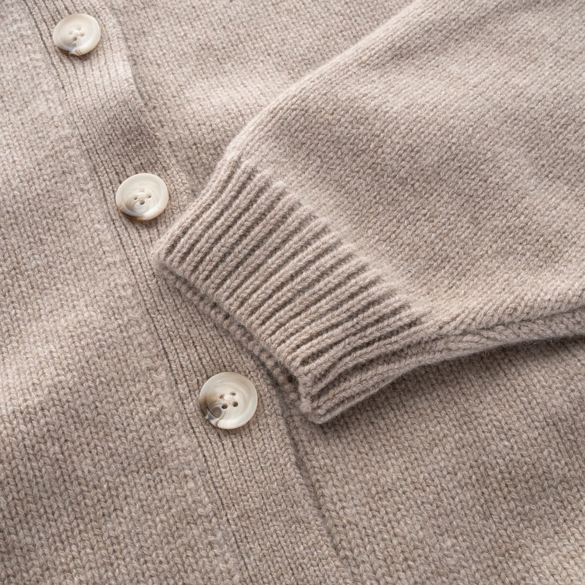 Strickjacke aus Wolle mit Kaschmiranteil