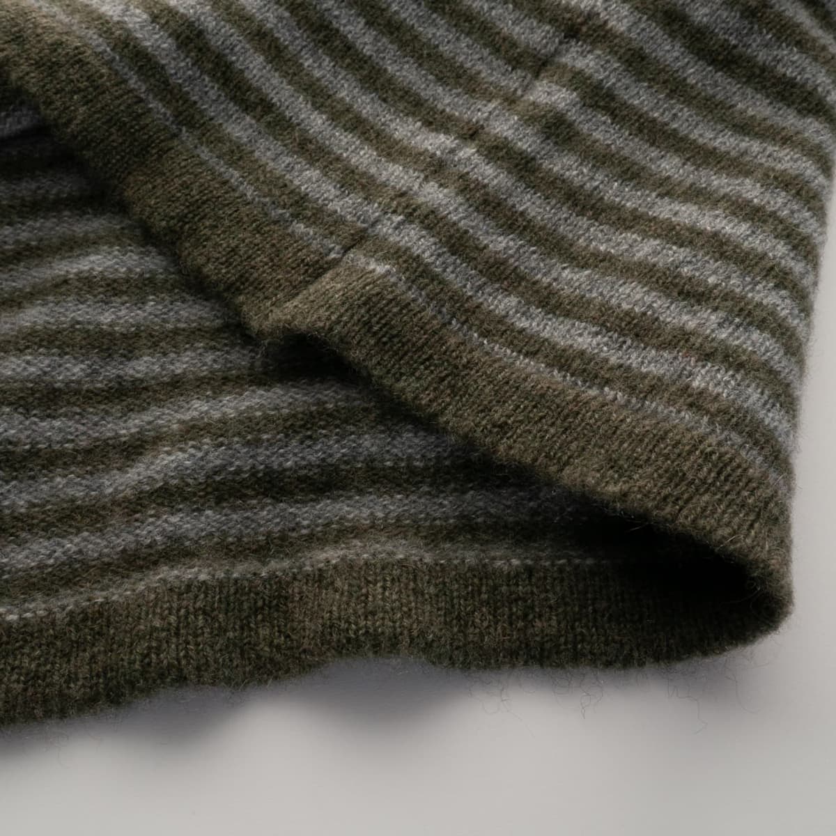 william-lockie-cameron-stripe-roll-crew-details-loden-mix-dk-medium-dyed-2-von-5