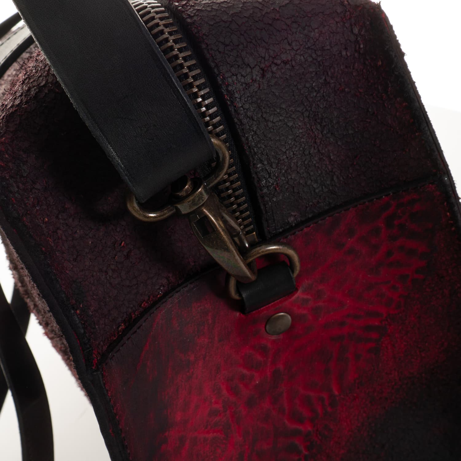 Shoto-olivia-horse-foca-rosso-nero-4-von-12 shoto-olivia-horse-foca-rosso-nero-4-von-12