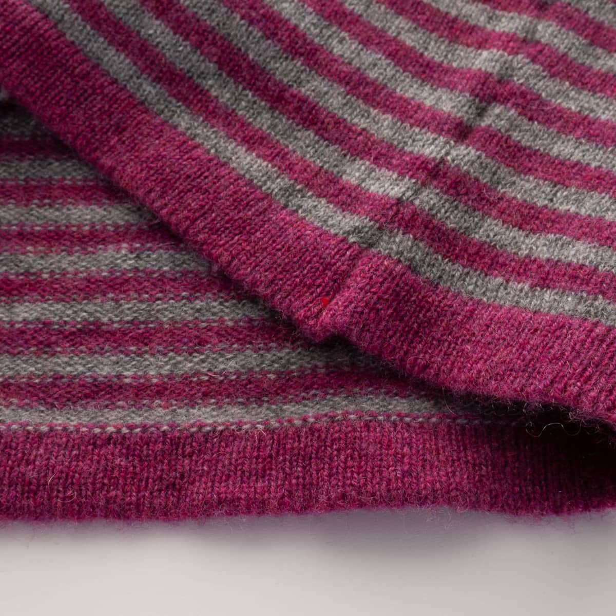 william-lockie-cameron-stripe-roll-crew-details-loganberry-grey-flannel-3-von-5