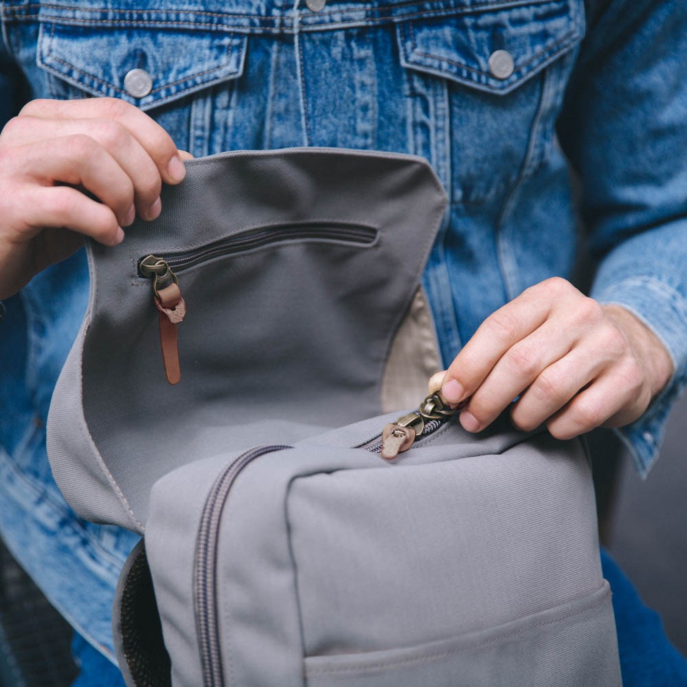 charlie_backpack_moss_grey_brown_detail05_8719322703408_72dpi_1 charlie_backpack_moss_grey_brown_detail05_8719322703408_72dpi_1