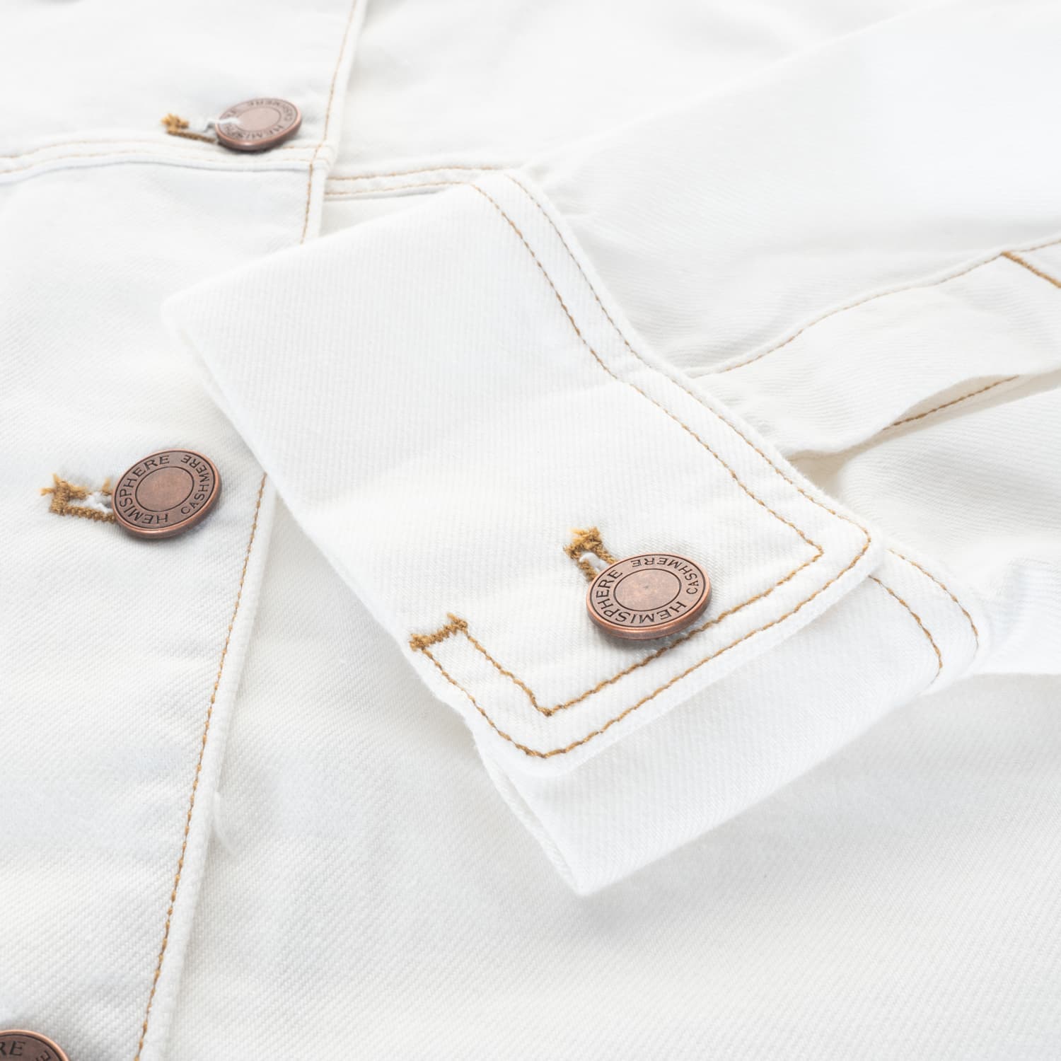 Weiße Twill-Jacke mit Kontrastnähten