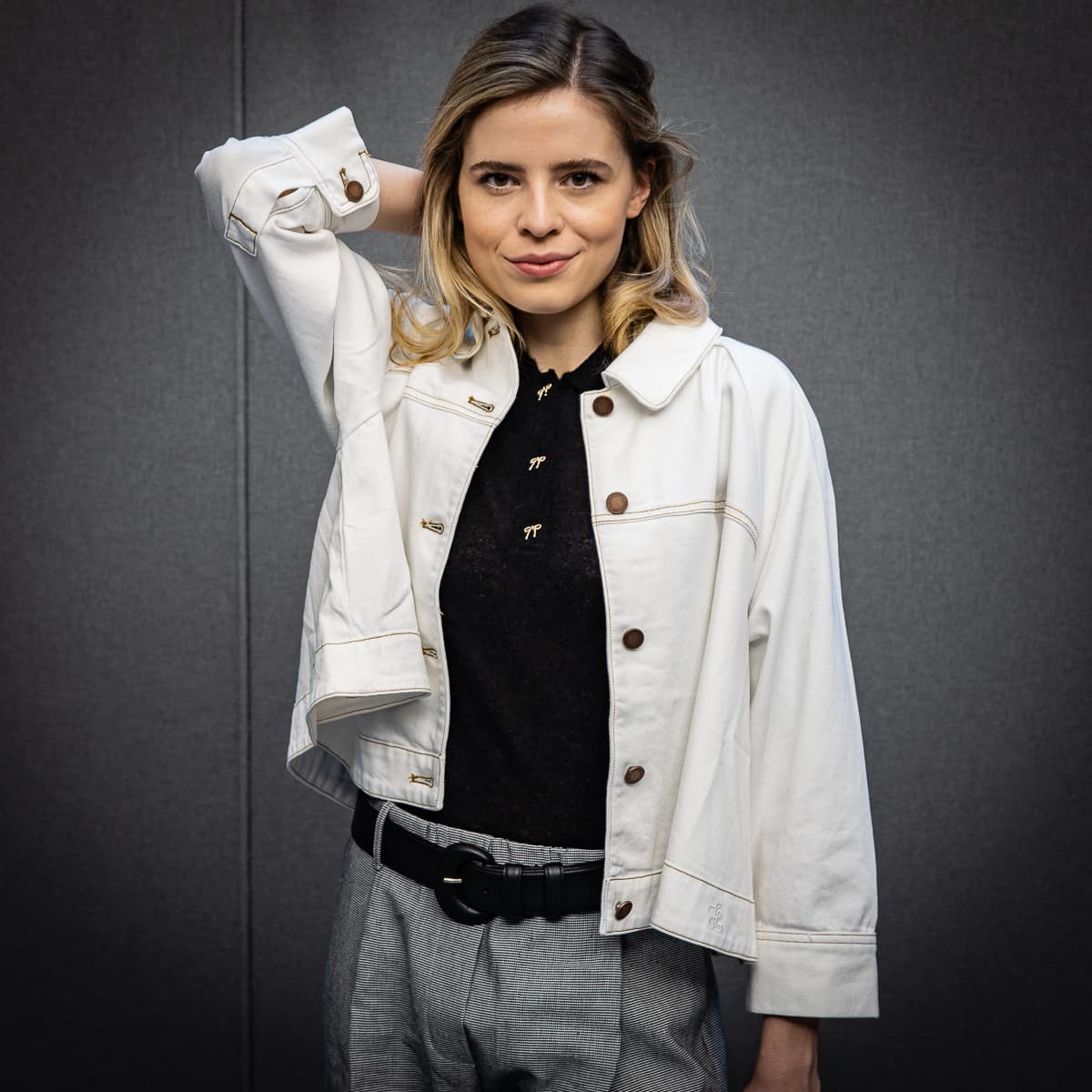 Weiße Twill-Jacke mit Kontrastnähten