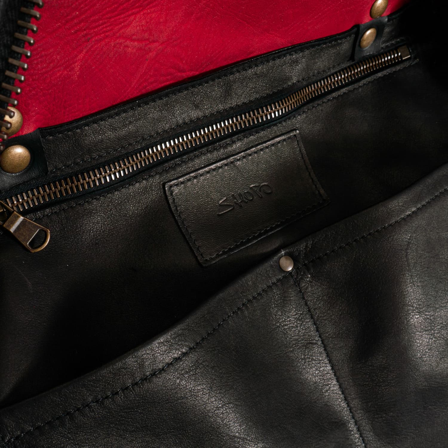 Shoto-olivia-horse-foca-rosso-nero-12-von-12 shoto-olivia-horse-foca-rosso-nero-12-von-12