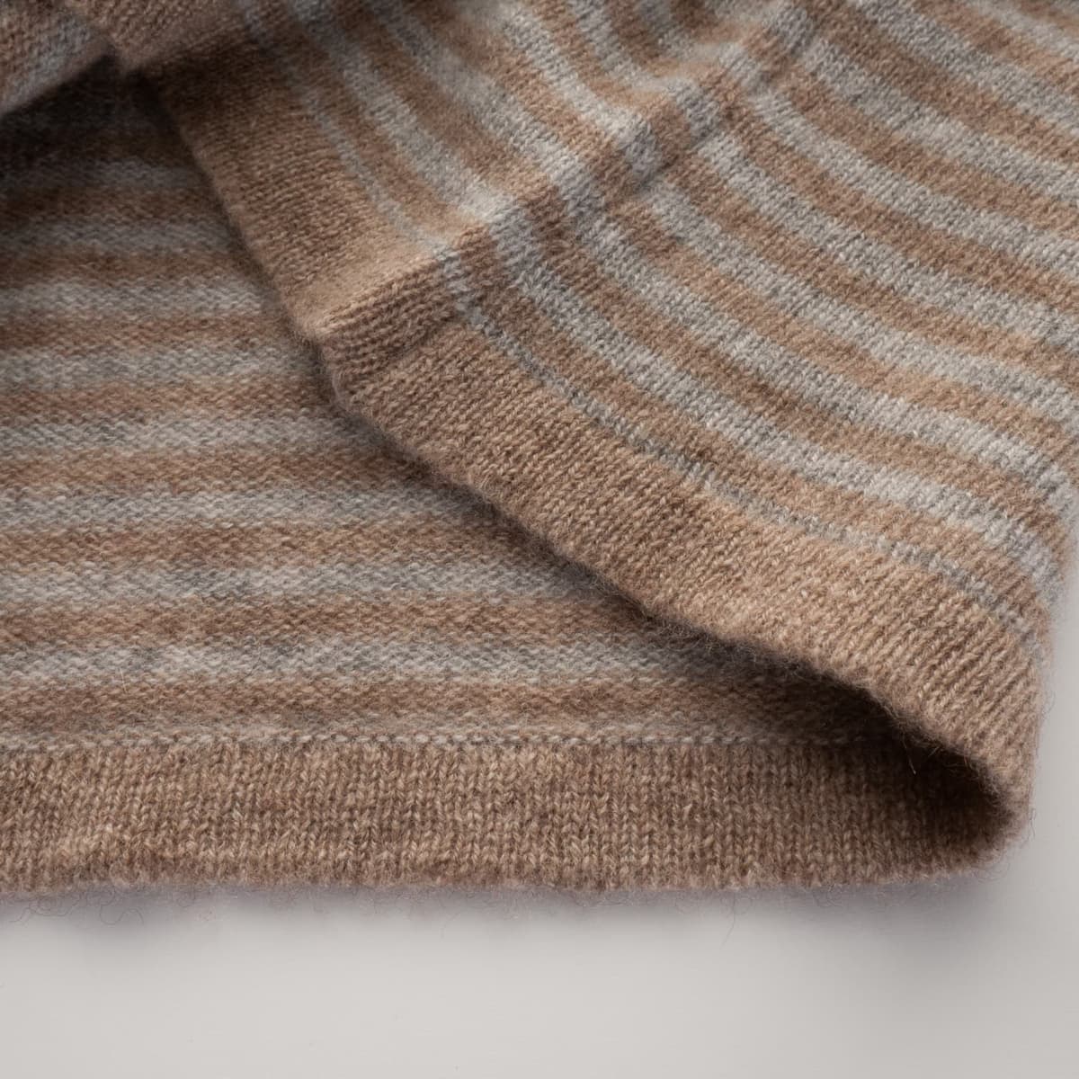 william-lockie-cameron-stripe-roll-crew-details-dark-natural-brume-2-von-5
