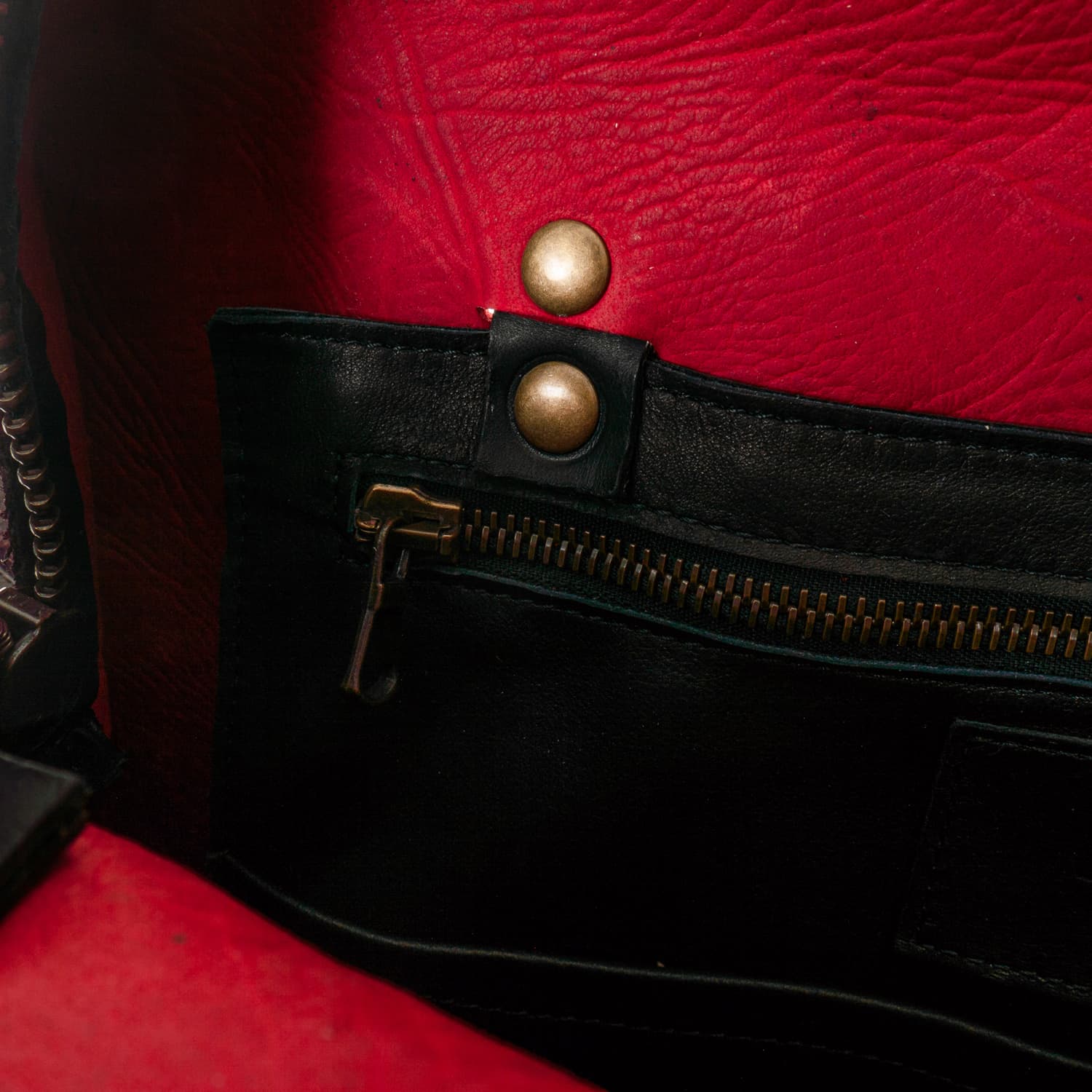 Shoto-olivia-horse-foca-rosso-nero-11-von-12 shoto-olivia-horse-foca-rosso-nero-11-von-12