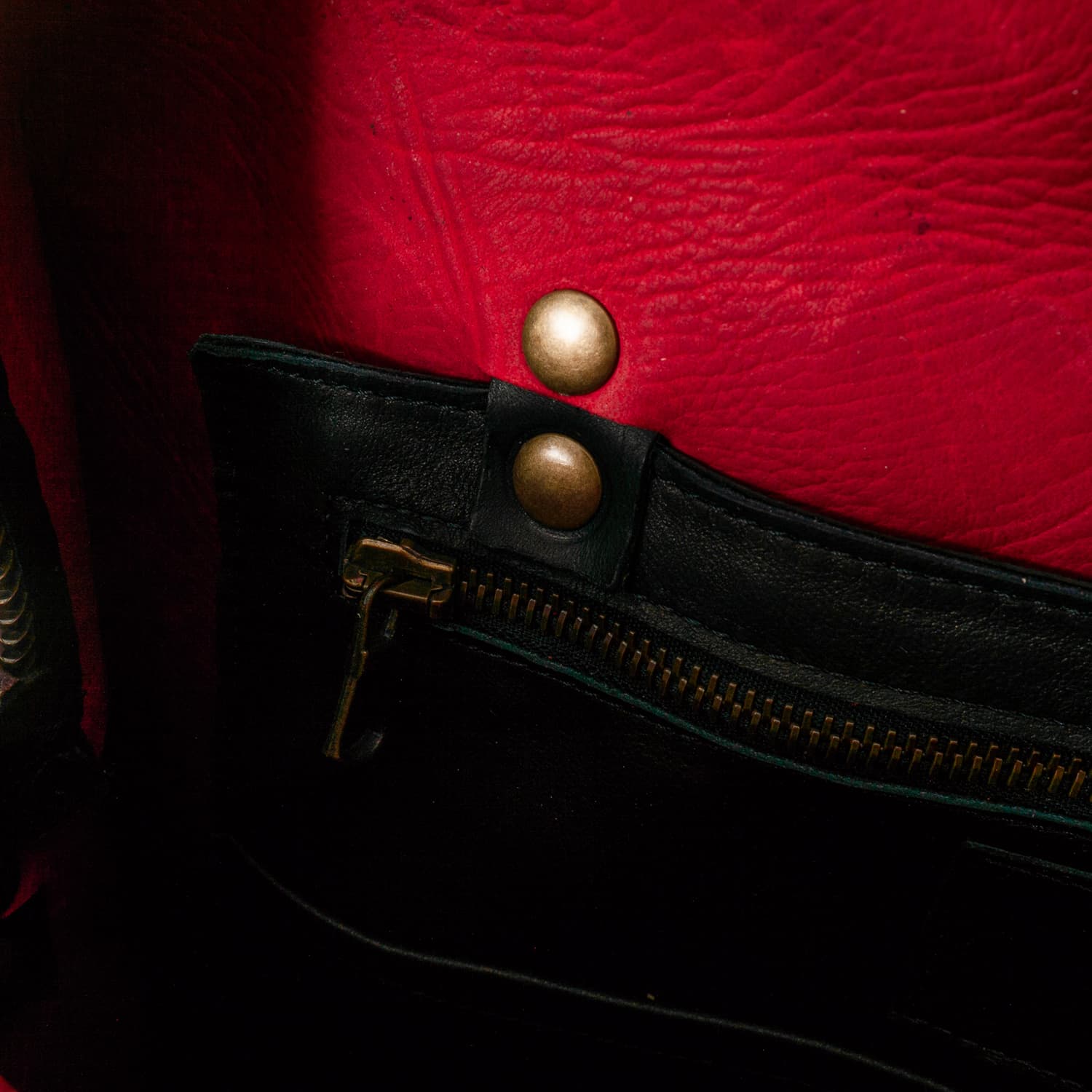 Shoto-olivia-horse-foca-rosso-nero-10-von-12 shoto-olivia-horse-foca-rosso-nero-10-von-12