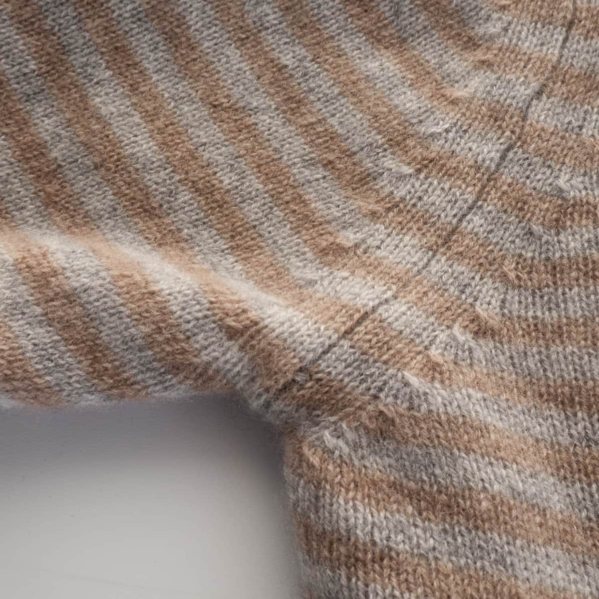 william-lockie-cameron-stripe-roll-crew-details-dark-natural-brume-4-von-5
