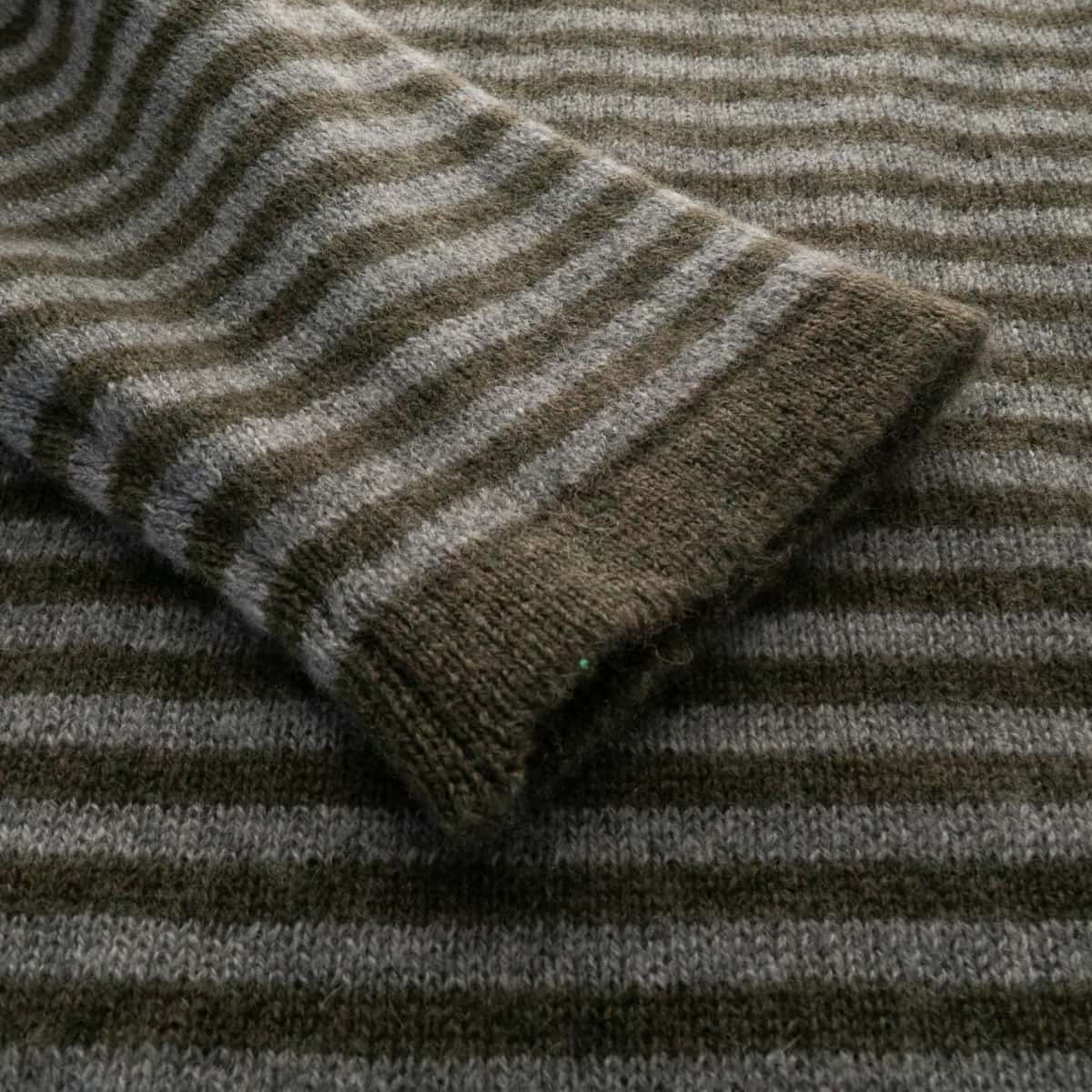 william-lockie-cameron-stripe-roll-crew-details-loden-mix-dk-medium-dyed-3-von-5