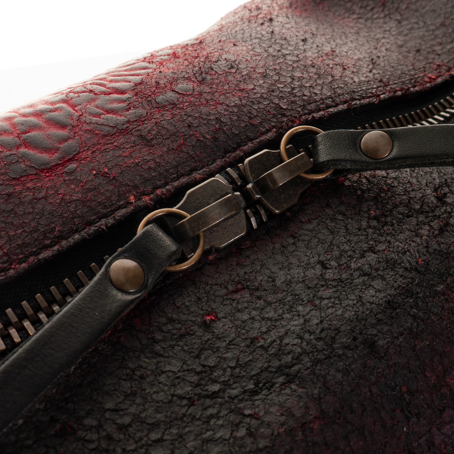 Shoto-olivia-horse-foca-rosso-nero-9-von-12 shoto-olivia-horse-foca-rosso-nero-9-von-12